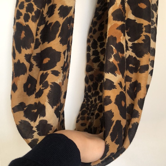Leopard Scoop Scarf - Picture 4 of 4